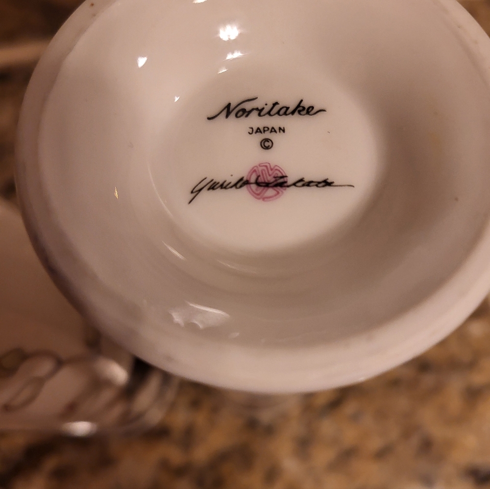 Set Of 2 Noritake Japan Midnight Orchid 7 Inch Vases - Picture 2 of 11